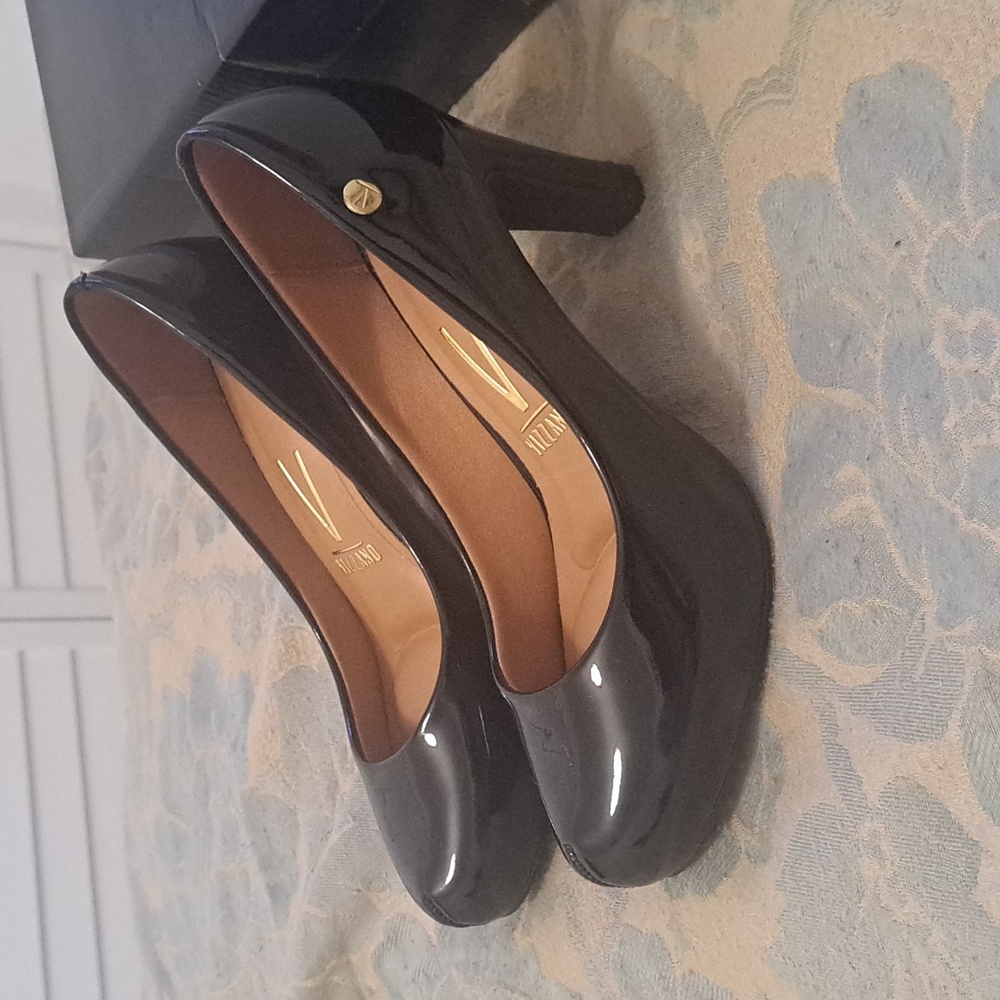 Like New W/Box. Excellent Gorgeous Vizzano Brazil Patent leather 7 medium heels